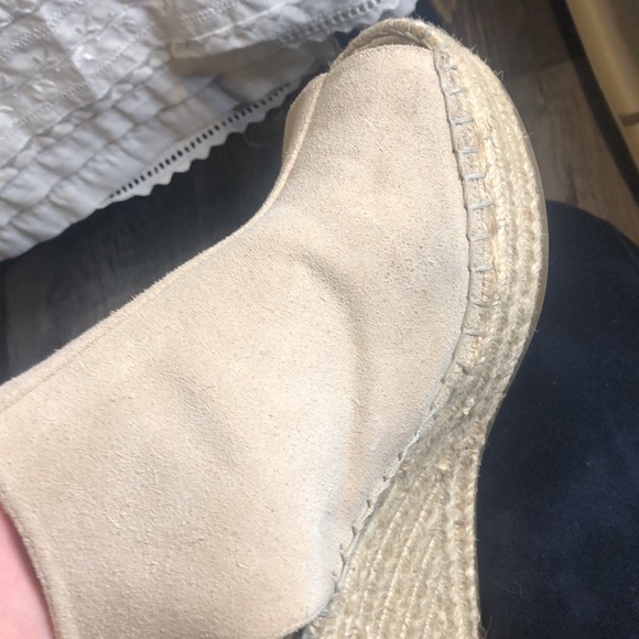 Kenneth Cole suede Odette wedges. - Picture 5 of 8